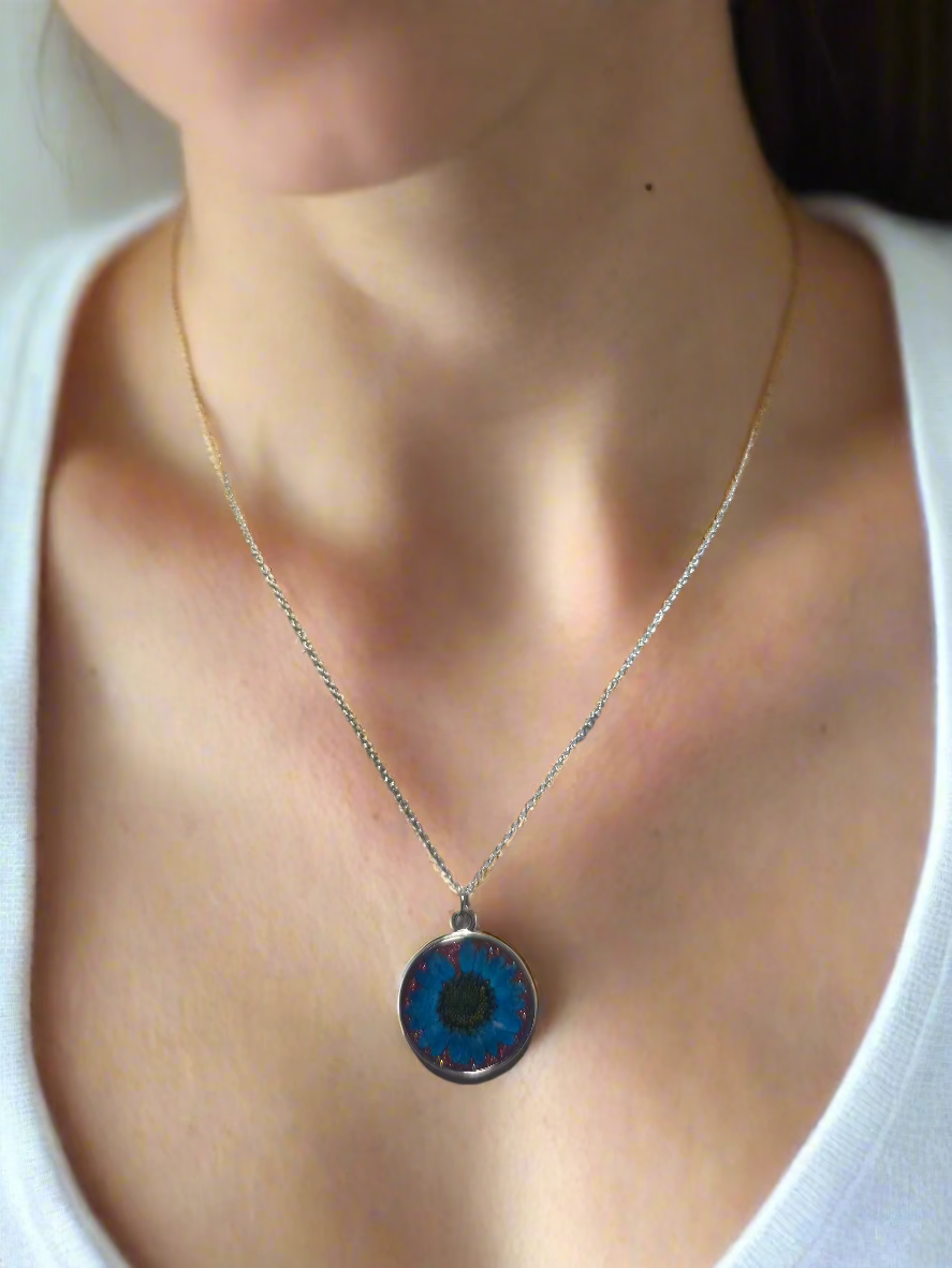 Resin Art Round Necklace Made With A Real Daisy